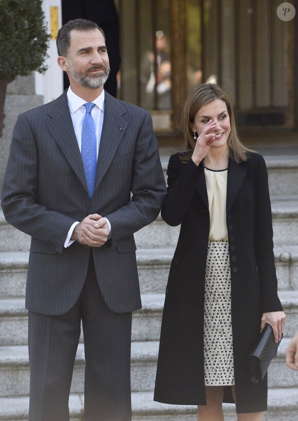 Letizia rit aux larmes en attendant les invités... Le roi Felipe VI et la reine Letizia d'Espagne accueillaient le 1er mars 2015 le président colombien Juan Manuel Santos et sa femme Maria Clemencia Rodriguez, lors d'une cérémonie de bienvenue au palais du Pardo, suivie d'un déjeuner au palais de la Zarzuela, à Madrid.