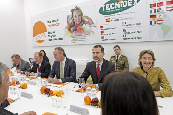 Le roi Felipe VI d'Espagne visite l' entreprise ""Tecnidex, Fruit Protection" à Valence le 27 février 2015