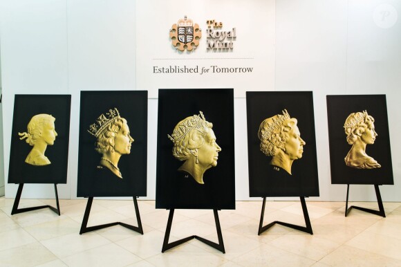 Au centre, le nouveau portrait ; à gauche, ceux réalisés par Mary Gillick (1953-1967) et Raphael Maklouf (1985-1997) ; à droite, ceux d'Arnold Machin (1968-1984) et Ian Rank-Broadley (1998-2015). 
Lundi 2 mars 2015 a commencé la production des pièces de monnaie figurant la nouvelle effigie de la reine Elizabeth II, seulement son cinquième portrait destiné à cet usage en 63 ans de règne, oeuvre de Jody Clark, graveur de la Monnaie de Londres (The Royal Mint).