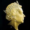 Lundi 2 mars 2015 a commencé la production des pièces de monnaie figurant la nouvelle effigie de la reine Elizabeth II, seulement son cinquième portrait destiné à cet usage en 63 ans de règne, oeuvre de Jody Clark, graveur de la Monnaie de Londres (The Royal Mint).