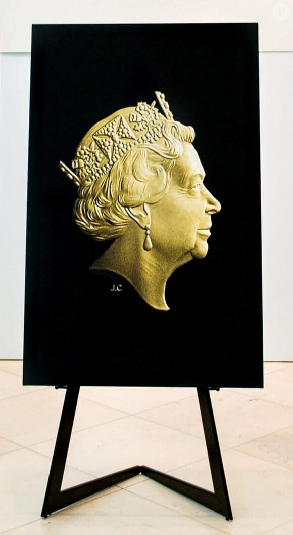 Lundi 2 mars 2015 a commencé la production des pièces de monnaie figurant la nouvelle effigie de la reine Elizabeth II, seulement son cinquième portrait destiné à cet usage en 63 ans de règne, oeuvre de Jody Clark, graveur de la Monnaie de Londres (The Royal Mint).