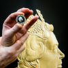 Lundi 2 mars 2015 a commencé la production des pièces de monnaie figurant la nouvelle effigie de la reine Elizabeth II, seulement son cinquième portrait destiné à cet usage en 63 ans de règne, oeuvre de Jody Clark, graveur de la Monnaie de Londres (The Royal Mint).