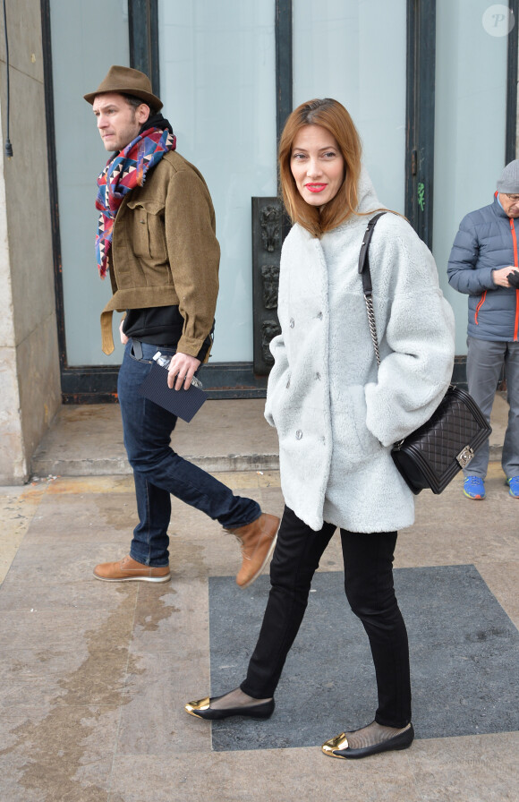 Mareva Galanter arrive au défilé de mode "Each x Other" avec un ami lors de la fashion week à Paris, le 3 mars 2015.03/03/2015 - Paris