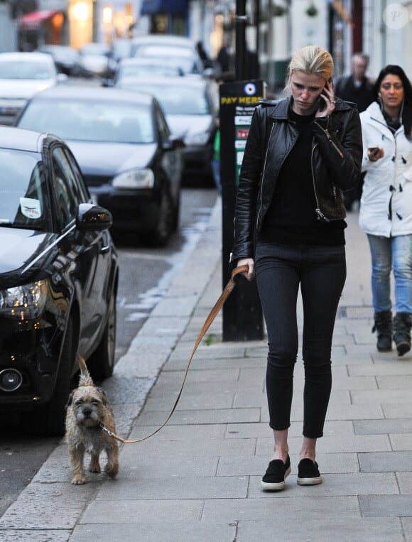 Lara Stone promène son chien dans le quartier de Primrose Hill à Londres. Le 11 novembre 2014 11 November 2014.