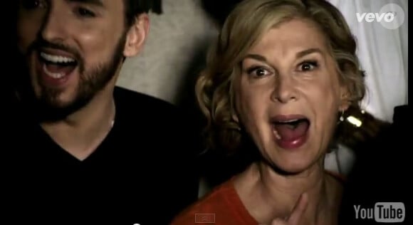 Christophe Willem et Michèle Laroque dans "Toute la vie", le nouveau clip des Enfoirés.