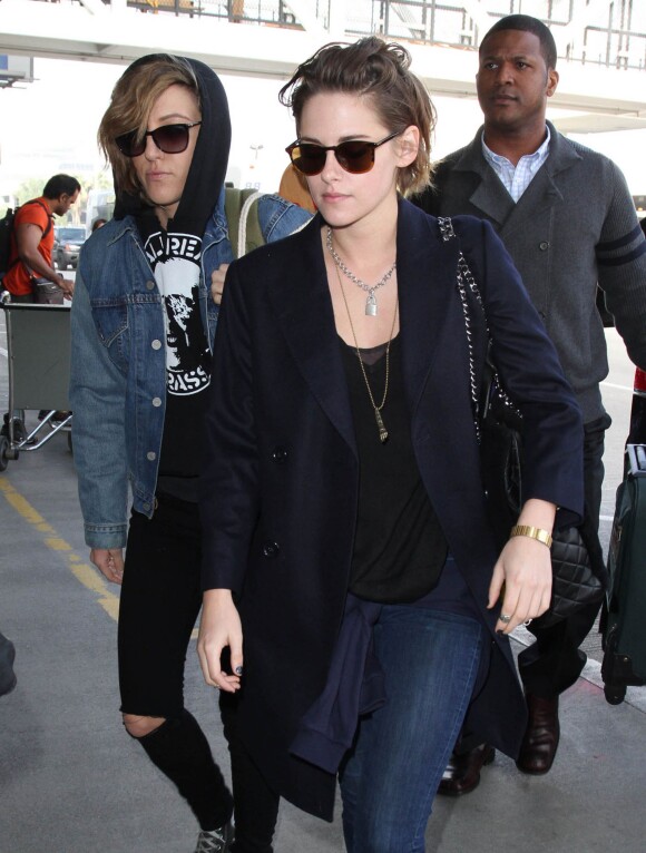 Kristen Stewart prend un vol à l'aéroport de Los Angeles avec sa présumée compagne, Alicia Cargile, le 4 février 2015.