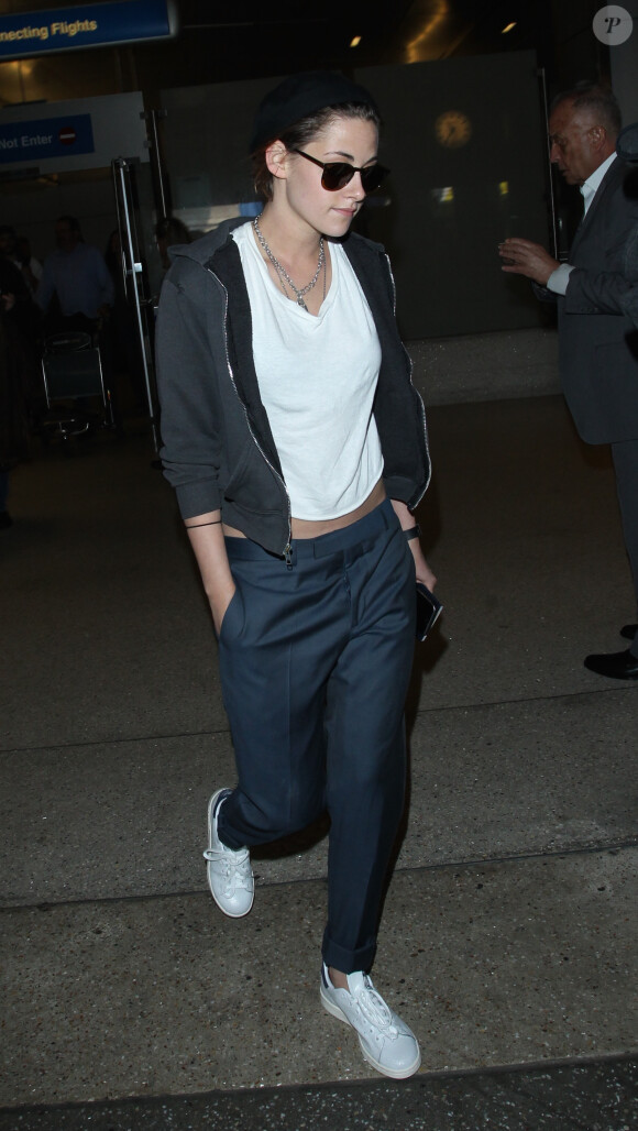 Kristen Stewart arrive à l'aéroport de Los Angeles, après avoir assiqté à la 40e cérémonie des César le 21 février 2015.