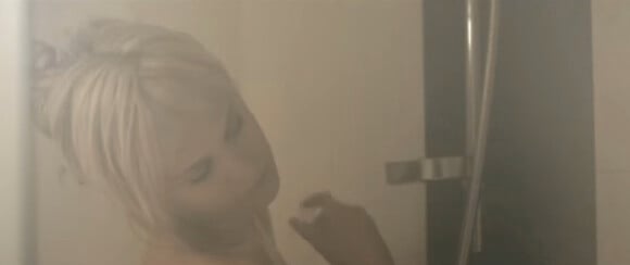 Adixia des Ch'tis se montre plus sexy que jamais dans un clip réalisé sur le morceau X (Original Mix) de Dyro & Bassjackers.