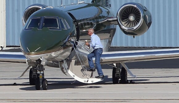 Exclusif - Harrison Ford montant dans son jet privé à Philadelphia le 12 août 2012