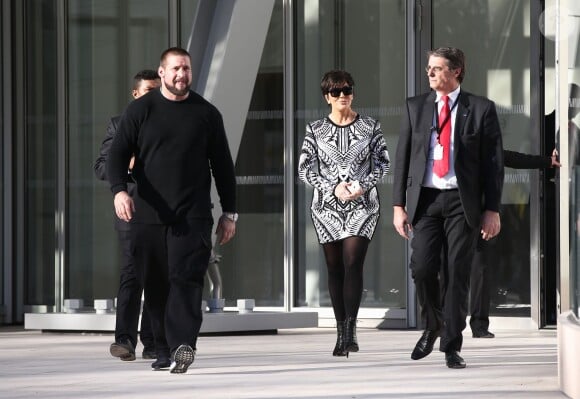 Kris Jenner quitte la fondation Louis Vuitton à Paris, le 5 mars 2015.