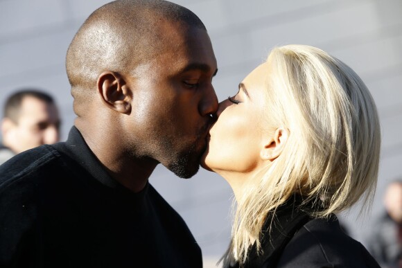 Kim Kardashian et Kanye West s'embrassent avant de quitter la fondation Louis Vuitton à Paris, le 5 mars 2015.