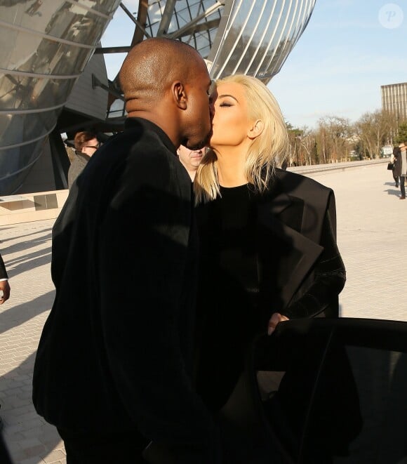 Kim Kardashian et Kanye West quittent la fondation Louis Vuitton à Paris, le 5 mars 2015.