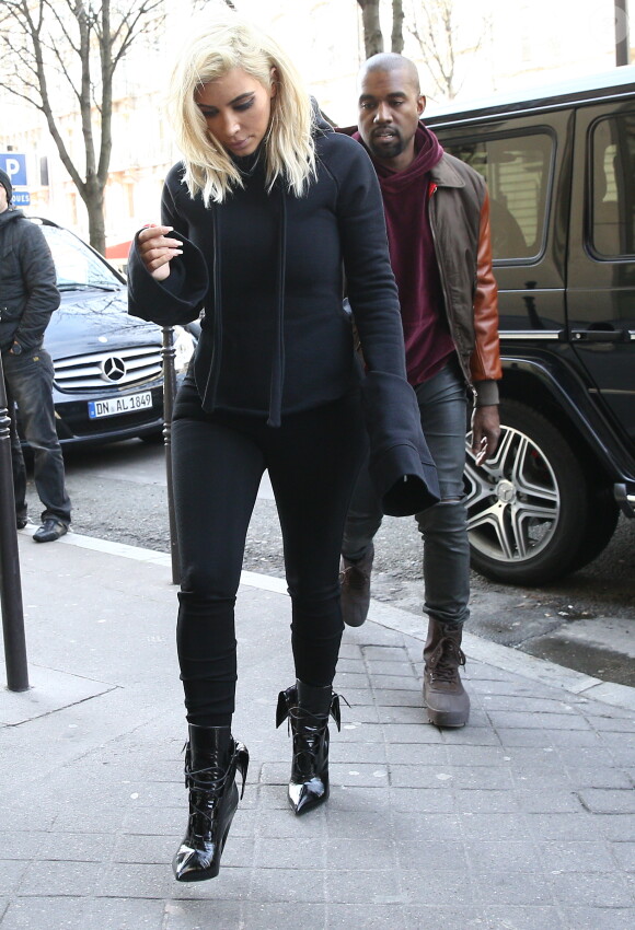Kim Kardashian et son mari Kanye West arrivent au showroom Balenciaga, voisin de la boutique de la marque française, au 10, avenue George V. Paris, le 6 mars 2015.