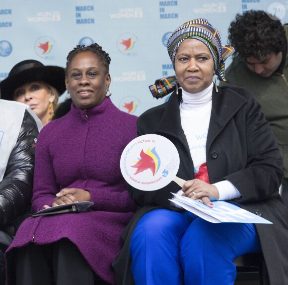 Chirlane McCray, Leymah Roberta Gbowee à la marche pour l'égalité des genres et les droits des femmes à New York, le 8 mars 2015