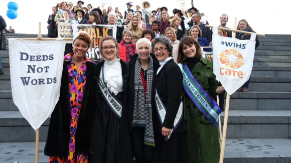 Gemma Cairney, Laura Pankhurst, Annie Lennox, Helen Pankhurst et Gemma Arterton lors de la journée de la femme à Londres, le 7 mars 2015 