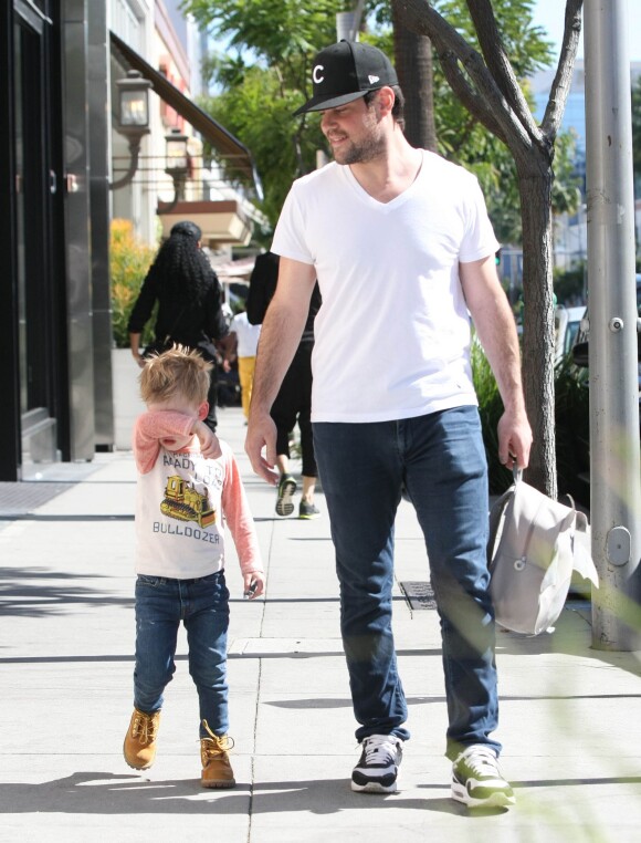 Mike Comrie se promène avec son fils Luca dans les rues de Los Angeles, le 5 mars 2015 Please