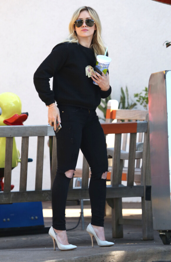 Hilary Duff visite une nouvelle boutique de vêtements au Beverly Glen Center après avoir été déjeuner au restaurant Shu à Bel-Air, le 5 mars 2015. A sa sortie de la boutique, on lui a donné une bouteille 138 Water. 