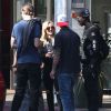 Hilary Duff visite une nouvelle boutique de vêtements au Beverly Glen Center après avoir été déjeuner au restaurant Shu à Bel-Air, le 5 mars 2015. A sa sortie de la boutique, on lui a donné une bouteille 138 Water