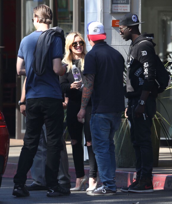 Hilary Duff visite une nouvelle boutique de vêtements au Beverly Glen Center après avoir été déjeuner au restaurant Shu à Bel-Air, le 5 mars 2015. A sa sortie de la boutique, on lui a donné une bouteille 138 Water