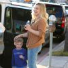 Hilary Duff se promène avec son fils Luca à Sherman Oaks, le 4 mars 2015.