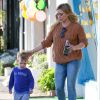 Hilary Duff se promène avec son fils Luca à Sherman Oaks, le 4 mars 2015. 