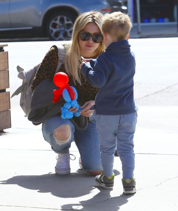Exclusif - Hilary Duff, son fils Luca, et sa soeur Haylie Duff enceinte sortent du restaurant Granville à Studio City, le 1er mars 2015.