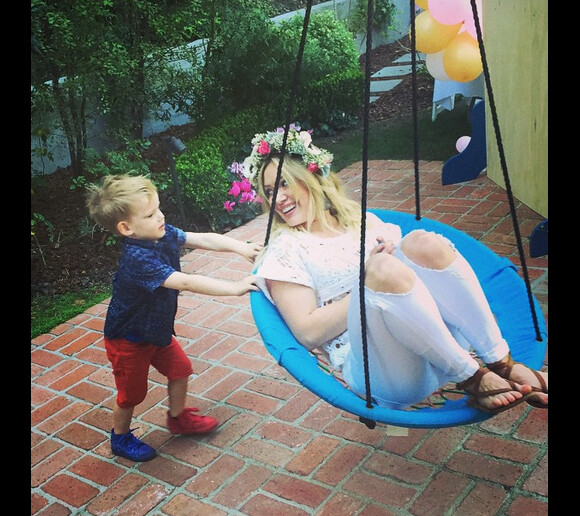 Ce samedi 7 mars, la chanteuse Hilary Duff a organisé une baby shower pour sa soeur Haylie. Elle a ajouté quelques photos de cette journée à son compte Instagram