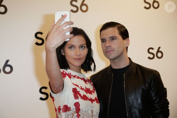 Geordon Nicol et Leigh Lezark lors de la soirée Samsung à Paris le 7 mars 2015