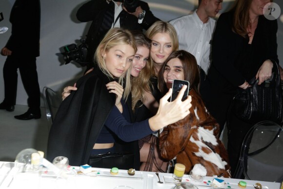 Gigi Hadid, Doutzen Kroes, Lily Donaldson et Carine Roitfeld lors de la soirée Samsung à Paris le 7 mars 2015