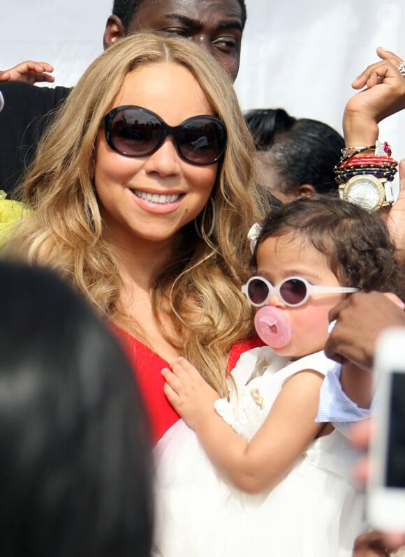 Mariah Carey, Nick Cannon et leurs jumeaux Monroe et Moroccan s'amusent dans une fete forraine a Santa Monica le 6 Octobre 2012.