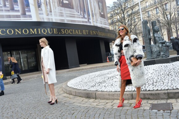 Elena Perminova et Anna Dello Russo arrivent au Conseil Économique et Social pour assister au défilé Miu Miu automne-hiver 2015-2016. Paris, le 11 mars 2015.