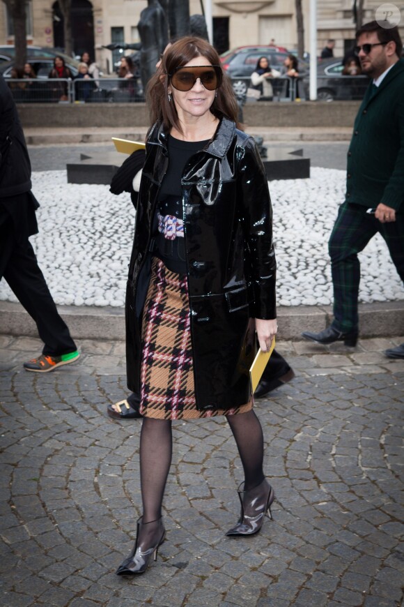 Carine Roitfeld arrive au Conseil Économique et Social pour assister au défilé Miu Miu automne-hiver 2015-2016. Paris, le 11 mars 2015.