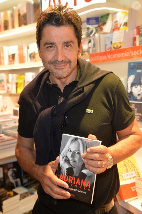 André (Aram) Ohanian lors de la dédicace de sa femme Adriana Karembeu de son livre "Je viens d'un pays qui n'existe plus" à la librairie du Publicis Drugstore à Paris, le 25 septembre 2014.