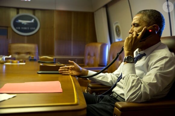 Barack Obama s'entretient au téléphone avec François Hollande suite à l'attentat au siège de Charlie Hebdo à Paris, le 7 janvier 2015. Il est à bord de l'Air Force One.  