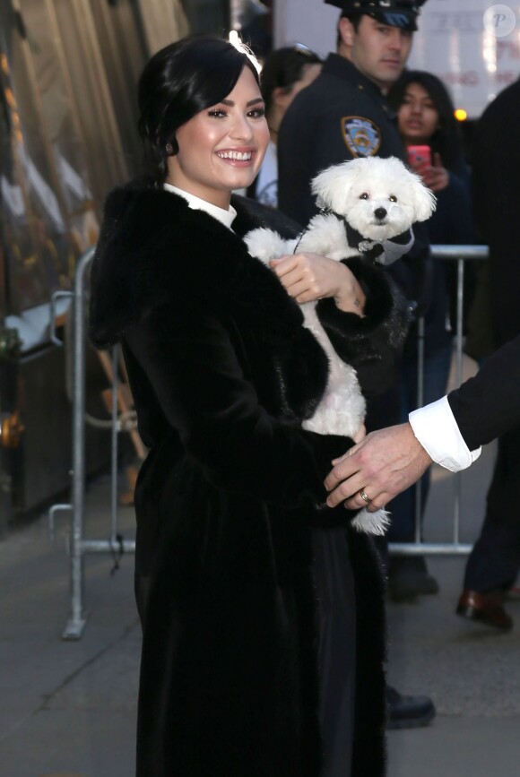 Demi Lovato s'est rendue, avec son chien, sur le plateau de l'émission TV "Good Morning America" à New York. Le 12 mars 2015  