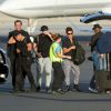 Exclusive - Justin Bieber et son équipe embarquent dans un jet privé pour fêter les 21 ans de Justin à Las Vegas, le 14 mars 2015 