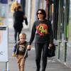 Dannii Minogue et son fils Ethan se promènent à Melbourne, le 16 novembre 2013.