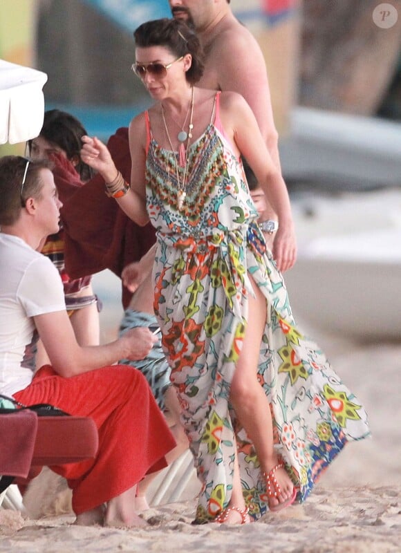 Dannii Minogue en vacances avec des amis a la Barbade le 9 avril 2013. 