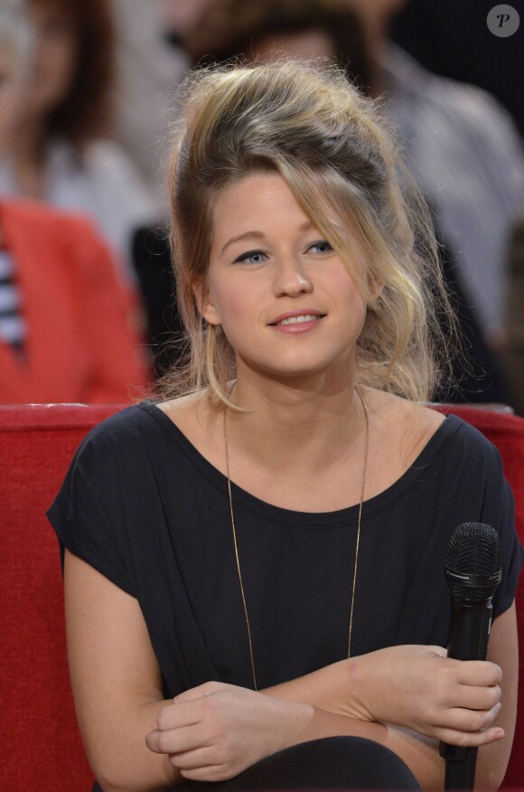 Selah Sue sur le plateau de l'émission Vivement Dimanche le 14 mars 2012 