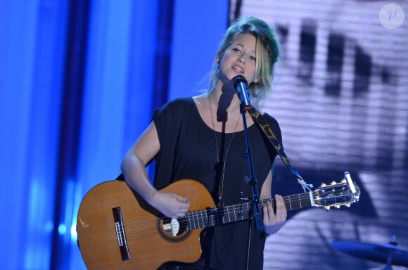 Selah Sue sur le plateau de l'émission Vivement Dimanche le 14 mars 2012 