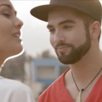 Kendji Girac : Séduit par une belle brune dans le clip de ''Conmigo''