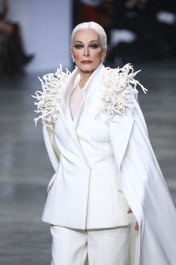 Carmen dell'Orefice (81 ans) - Defilé de mode haute couture printemps-été 2013 "Stephane Rolland" au Palais de Tokyo, à Paris. Le 22 janvier 2013