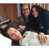 Le 13 février 2015, Mia Tyler a ajouté une photo juste après l'accouchement de sa soeur Liv qui vient de mettre au monde son deuxième enfant. Elles posent en compagnie de leur père, le rockeur Steven Tyler.