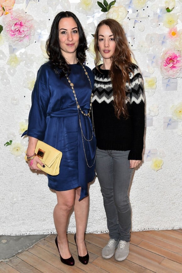 Rowena Forrest et Juliette Besson au lancement de la collection printemps-été 2015 de Rowena Forrest à la galerie Nabokov, à Paris, le 19 mars 2015 