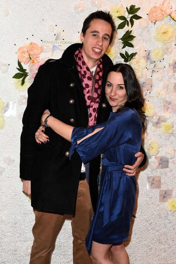 Rowena Forrest et son petit ami au lancement de la collection printemps-été 2015 de Rowena Forrest à la galerie Nabokov, à Paris, le 19 mars 2015 