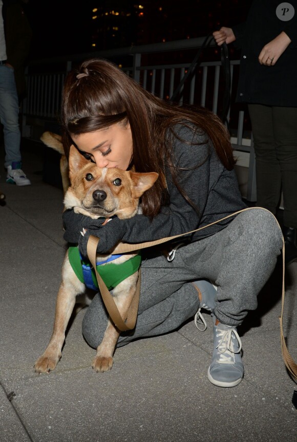 Ariana Grande annonce travailler avec BarkBox et met en avant 15 chiots à adopter à la BADASS Brooklyn Animal Rescue à New York, le 19 mars 2015