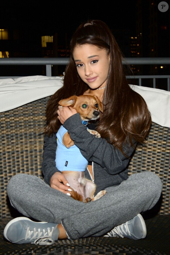 Ariana Grande annonce travailler avec BarkBox et met en avant 15 chiots à adopter à la BADASS Brooklyn Animal Rescue à New York, le 19 mars 2015
