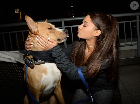 Ariana Grande annonce travailler avec BarkBox et met en avant 15 chiots à adopter à la BADASS Brooklyn Animal Rescue à New York, le 19 mars 2015