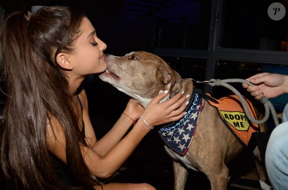Ariana Grande annonce travailler avec BarkBox et met en avant 15 chiots à adopter à la BADASS Brooklyn Animal Rescue à New York, le 19 mars 2015