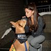 Ariana Grande annonce travailler avec BarkBox et met en avant 15 chiots à adopter à la BADASS Brooklyn Animal Rescue à New York, le 19 mars 2015